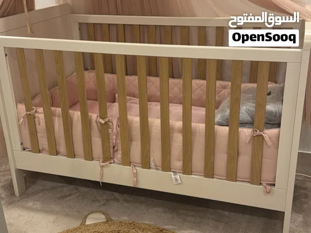 سرير أطفال ( mamas and papas ) بحالة ممتازة للبيع لعدم الحاجة  .