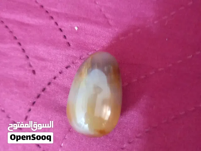 حجر عقيق يماني شبه كريم للبيع قابل للتفاوظ