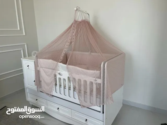 سرير أطفال حجم كبير يناسب حتى للتوأم مستخدم فترة بسيطة فقط 4 أشهر مع ناموسية وفراش متكامل وسرسر طبي