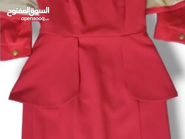 فستان ماندي هوت باربيكور بيبلوم احمر بدون أكمام ضيق