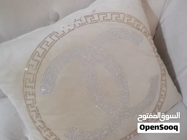 كرسي مودرن     وسادات صغيره