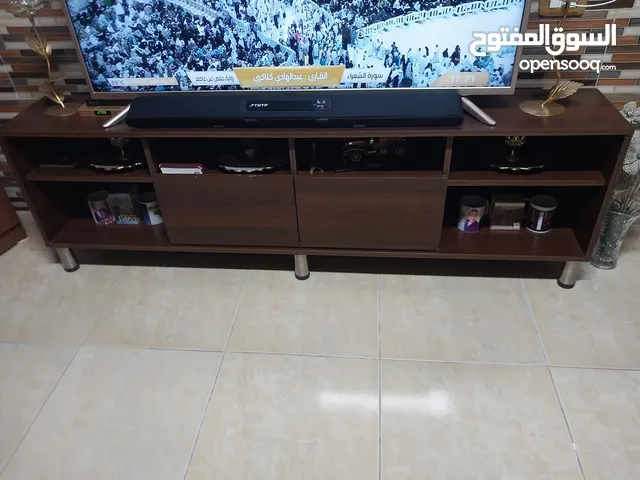 ديكور شاشة كبير لون بني محروق