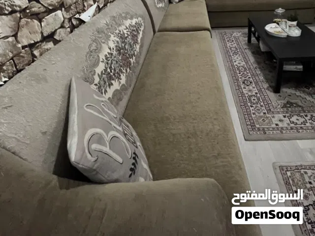 كنب 3 قطع بحاله ممتازه للجادين فقط