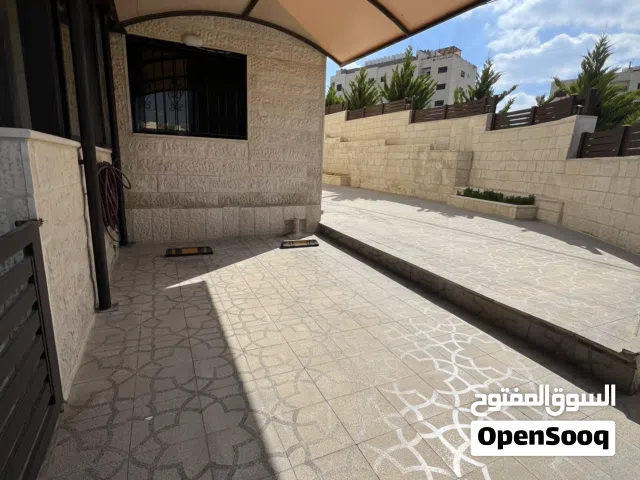 شقة طابق ارضي مع حديقة و كراج في الظهير بالقرب من الراهبات الوردية