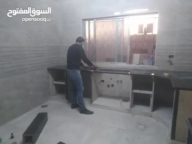 معلم بليط لتركيب جميع انواع البلاط والرخام بكافه انواعه وتركيب الدرج والشحف والمطابخ بكافه انواعه