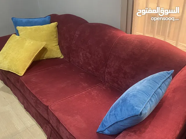 3 كنبات حمراء اللون 1 منهم لثلاث اشخاص و 2 منهم لشخصين