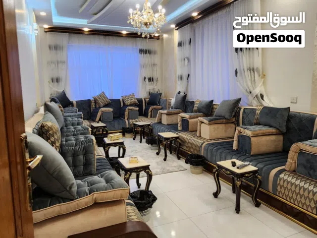 شقق مفروشة للايجار فاخرة جدآ اثاث ملكي جديد واول ساكن معا المصعد والمواقف في حي راقي جدآ شارع زفلت.