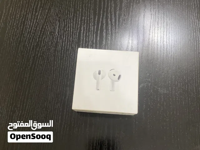 AirPods 4.