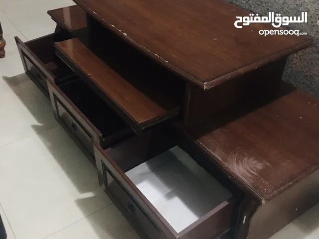 تربيزة شاشهTV مع النيش لوضع الاكسسورات بحالة جيدهTV stand in very good condition