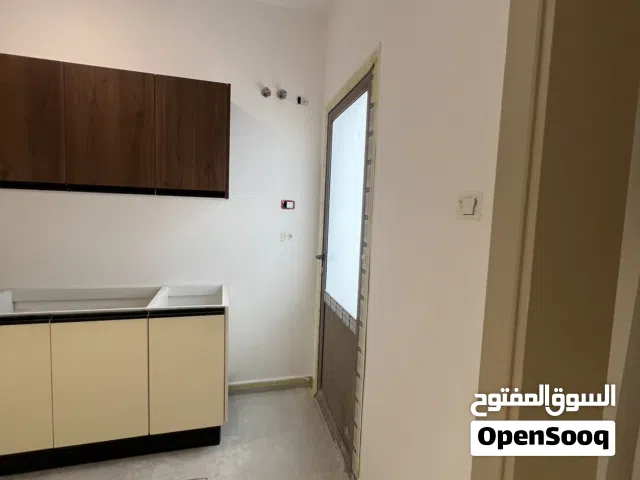 للايجار شقة سكنية طابق الاول جديدة غير مستخدمة مطبخ كامل وتكييف يوجد باركنج