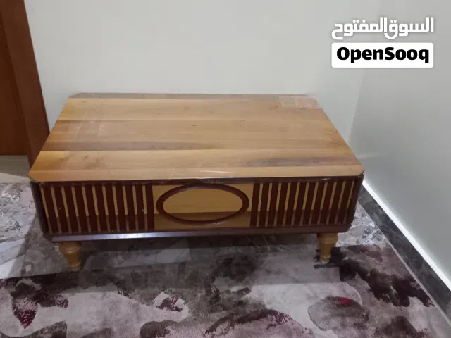 طاولة صالون او جلسة لونها حلو خشبي يمشي مع كل الالوان فيها زوز قجورة