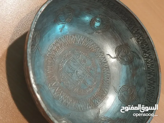 وعاء نحاسي أثري عمره 300 سنة من الحضارة الإيرانية بنقوش يدوية نادرة