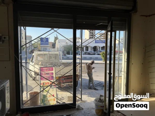 زحاج باب متجر