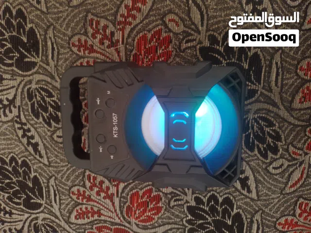 سماعه من خارج بلد اشتريتها  يوجد فيها انظمه مثل ماي فاي بلوتوث مكان للممري  وصلات اضويه الوان مسجل .