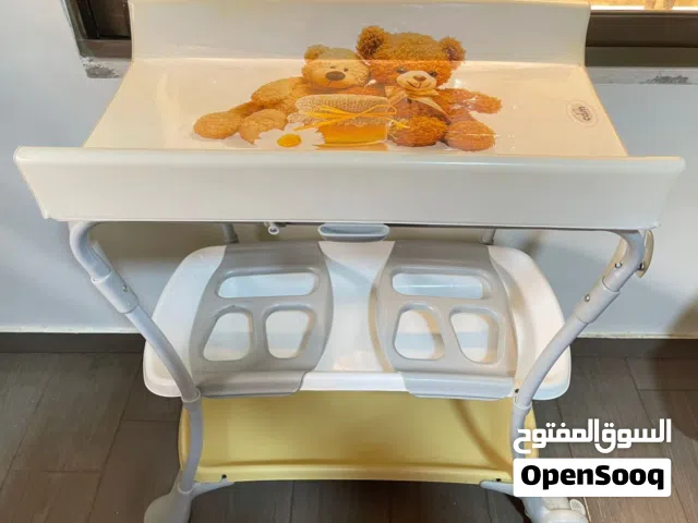 طاولة تغيير حفاضات و استحمام للأطفال