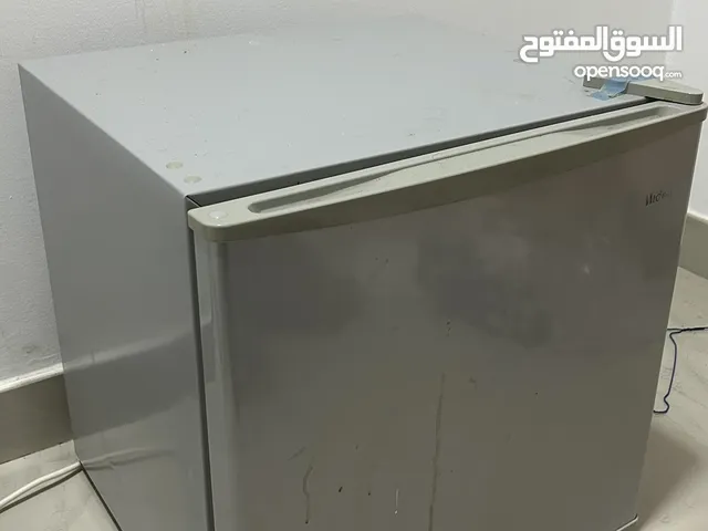 ثلاجة صغيرة نظيفة clean fridge