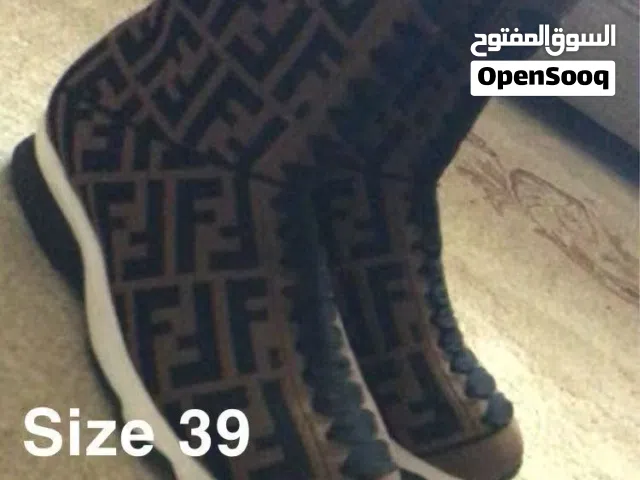 بوت ماركة فندي ، لويس فيتون جديد للبيع مع كامل  الملحقات