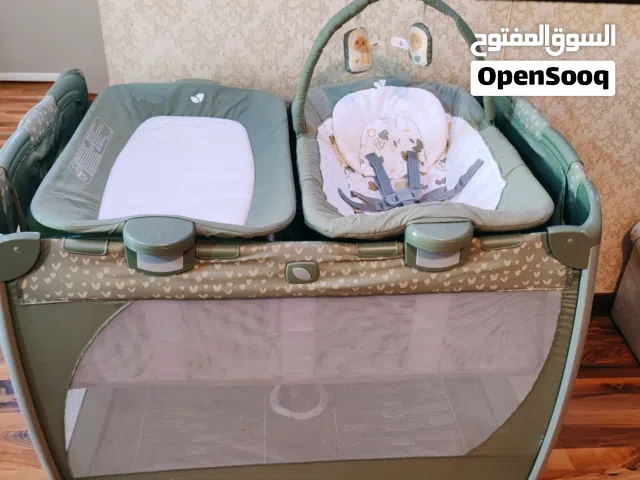 سرير ماركة joie + كرسي هزاز + طاولة تغير حفاضات جديد لم يستخدم