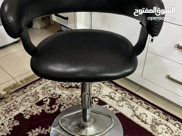 كرسي جلد اسود