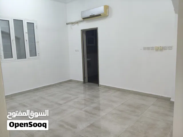 استوديو بفيلا بالمعبيله الثامنه بجوار مسجد الخليلي مدخل خاص ويوجد غرف وحمام ابتداء من 80ريال شامل