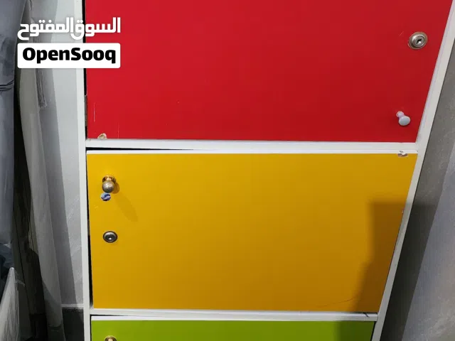 خزانه من 3 ارفف واسعه من الداخل