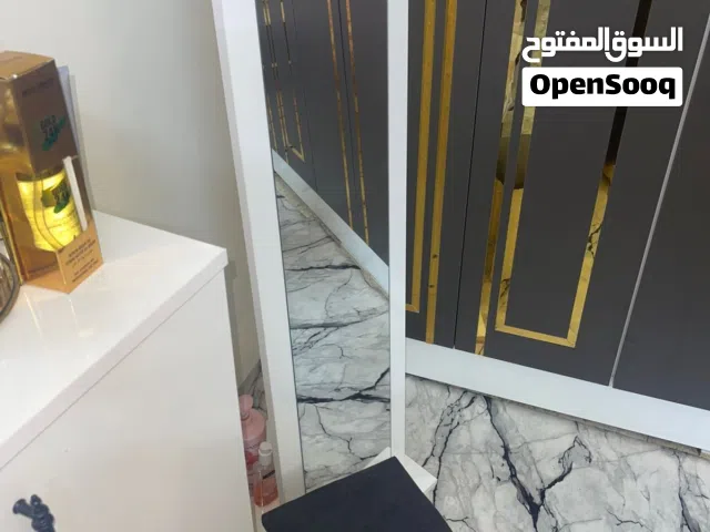 ميز مرايه وستاند مرايه وطابوريه جديدات مامستعملات للشبابيه وبناتيه تصير