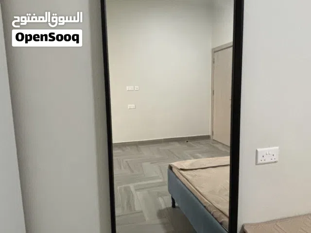 عصري): مرآة طولية جدارية بإطار أسود ملكي (بحالة ممتازة)