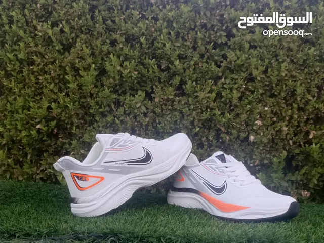 حذاء رياضي 3الوان صناعة فيتنام ،مناسب للرياضة والمشي، توصيل لكل العراق, قياسات متوفرة 40_44 واتساب
