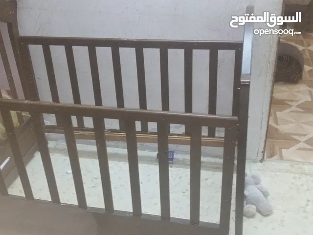 تخت بيبي خشب زان نظيف حجم كبير