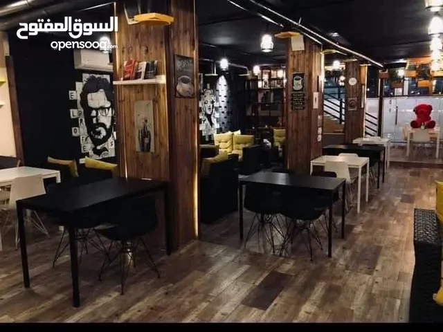 كافيه ومطعم للبيع من ضمن سكن طالبات يعمل بشكل ممتاز يحتوي على جميع مستلزمات الكافيهات والمطاعم ديكور