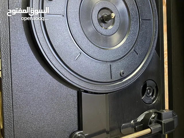 الجهاز الظاهر بالصورة اسمه “Vintage Suitcase Turntable” وموديله “R609”