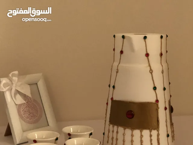 اكواب زجاجية وورقية مع رسومات جميلة ومختلفة ودلة مع فناجين تراثية من اختياركم