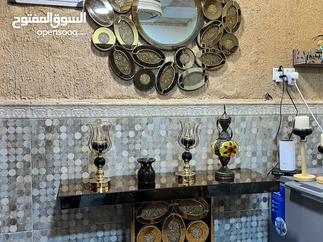 اثاث مدخل يحتوي مرآة
