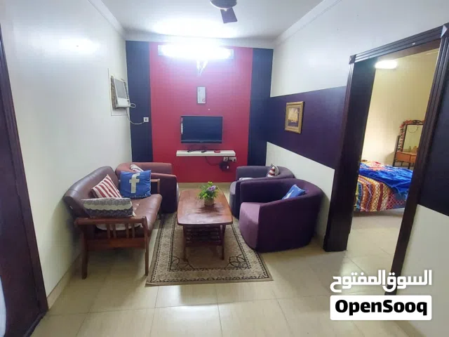 شقه للايجار في قلالي غرفه وصاله ومطبخ وحمام وبلكونه