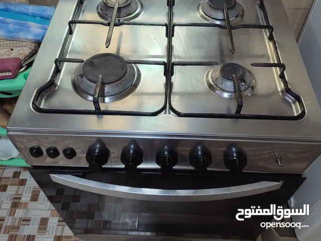 طباخة نظيفة وبحالة جيدة بها فرن له شعلة فوق وتحت