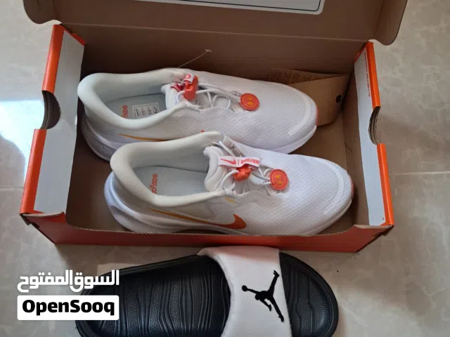 حذاء نايكي جديد