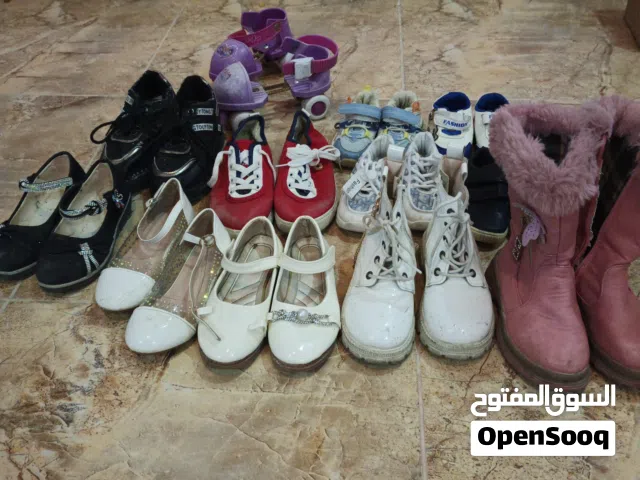 احذيه بناتي مع مجموعة لطفل عمره سنتين مع بوت عجلات