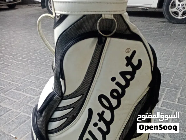حقيبة جولف من ماركة Titleist الشهيرة.  العلامة التجارية: Titleist المعروفة بجودة معدات الجولف.