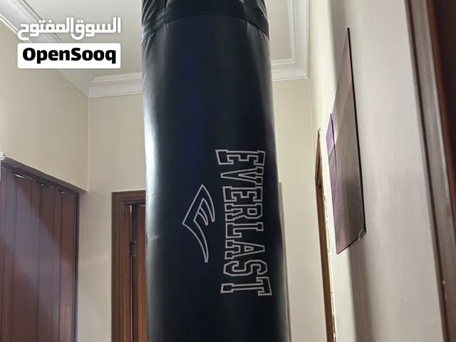 كيس ملاكمة + علاقه حديد +قفازات everlasting +هاند قريب + باندج طبي بحال الوكالة