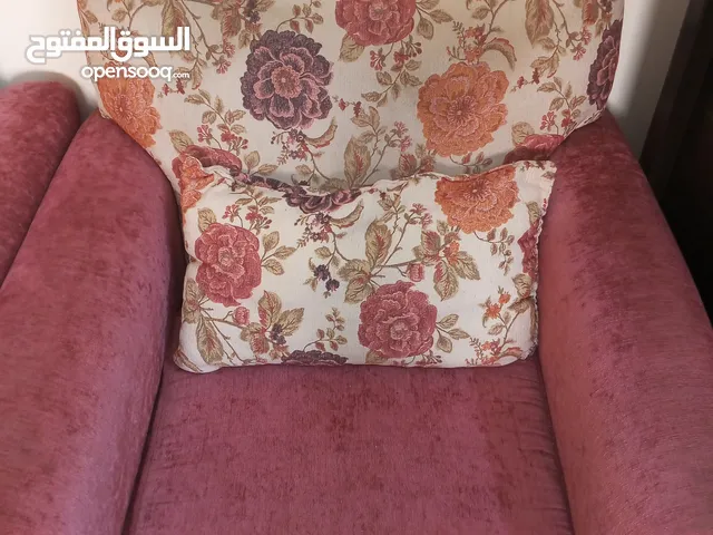 طقم كنب طقم خمس مقاعد ( ثلاثيه + مفرد عدد 2 ) مستعمل بحاله الوكاله استعمال خفيف