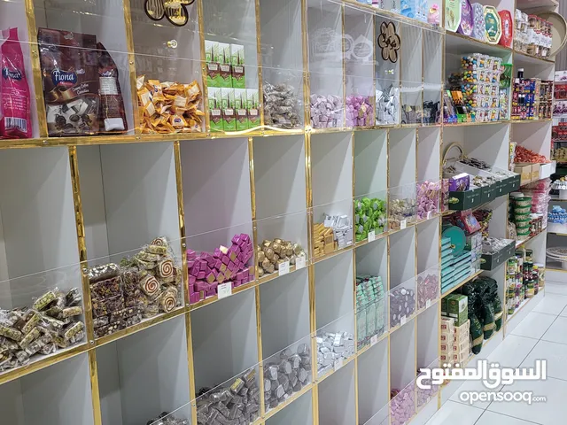 محمصة لبيع القهوة والمكسرات والشوكولاتة والمواد الغذائية والهدايا والبيع بالتجزئة جاهزة من كل شيئ قا