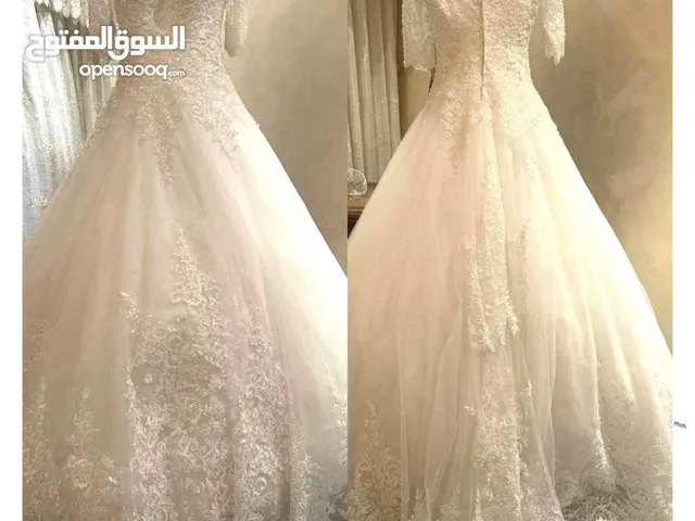 فستان زفاف ابيض