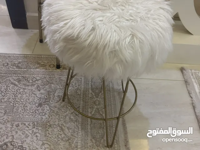 كراسي غرف نوم فروبظهر وبدون ظهر عدد 5 2بظهر و3بدون استعمال بسيط وبفه عدد 2بسعر مغري