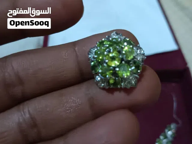 بدله قديمه ذهب ابيض ومرصعه با اليقوت الاخضر الطبيعي كما يوجد لها شهاادت فحص في سلطنت عمان
