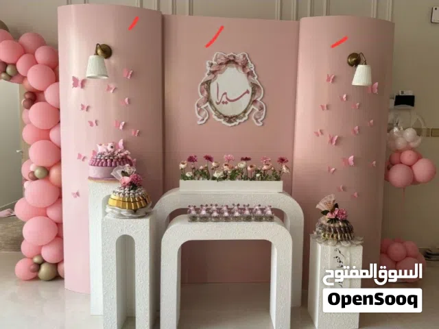 ستاند أطفال فاخر – لون وردي جذاب - صنع من الخشب الصلب - مشار عليه بالاحمر