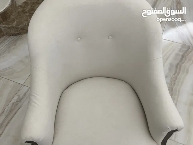 NICE COMFORTABLE CHAIR WITH NICE CUSHIONING