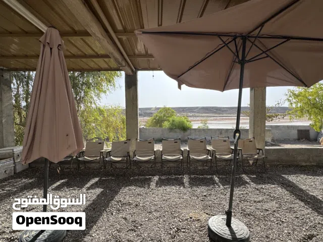 مظلات خارجية + كراسي (مستعمله ومقاومة للماء)