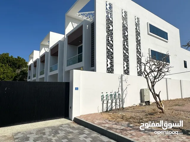 تاون هاوس للبيع في ارقي مناطق القرم قريب من كراون بلازا عدد 4 غرف نوم ومساحة بناء 378 متر
