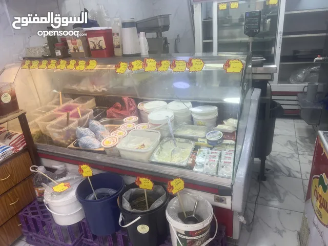 محل ألبان واجبان ومجمدات شغال خلو مع العده للبيع