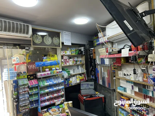 ميني ماركيت خدمات وبجانب مسجد وكنيسه ومدرسه وحضانه وخدمات وقاعدة زبائن من خارج المنطقه بفضل الله